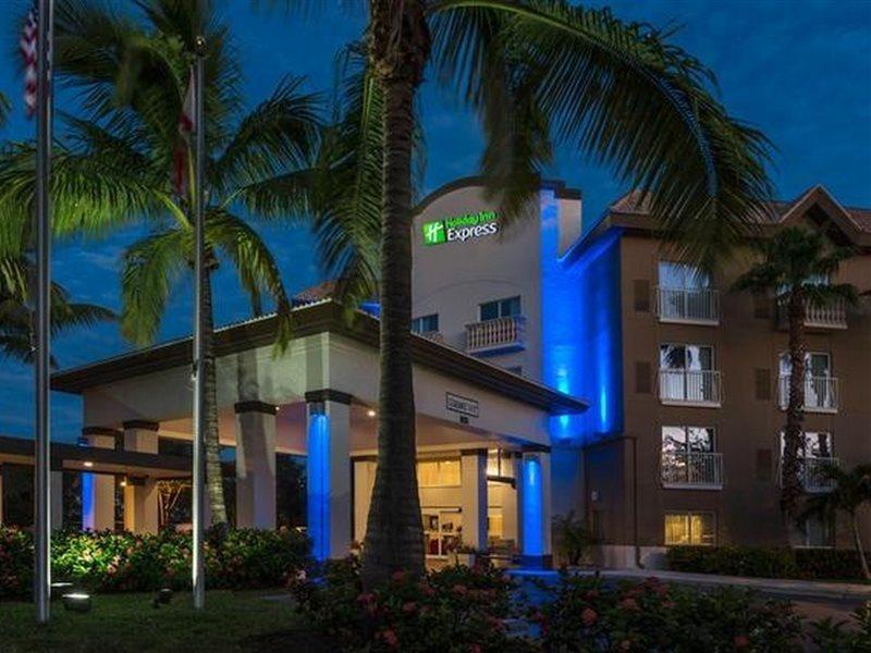 Holiday Inn Express & Suites Naples Downtown - 5Th Avenue By Ihg Exteriér fotografie
