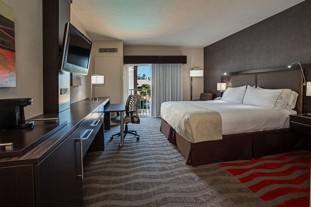 Holiday Inn Express & Suites Naples Downtown - 5Th Avenue By Ihg Exteriér fotografie