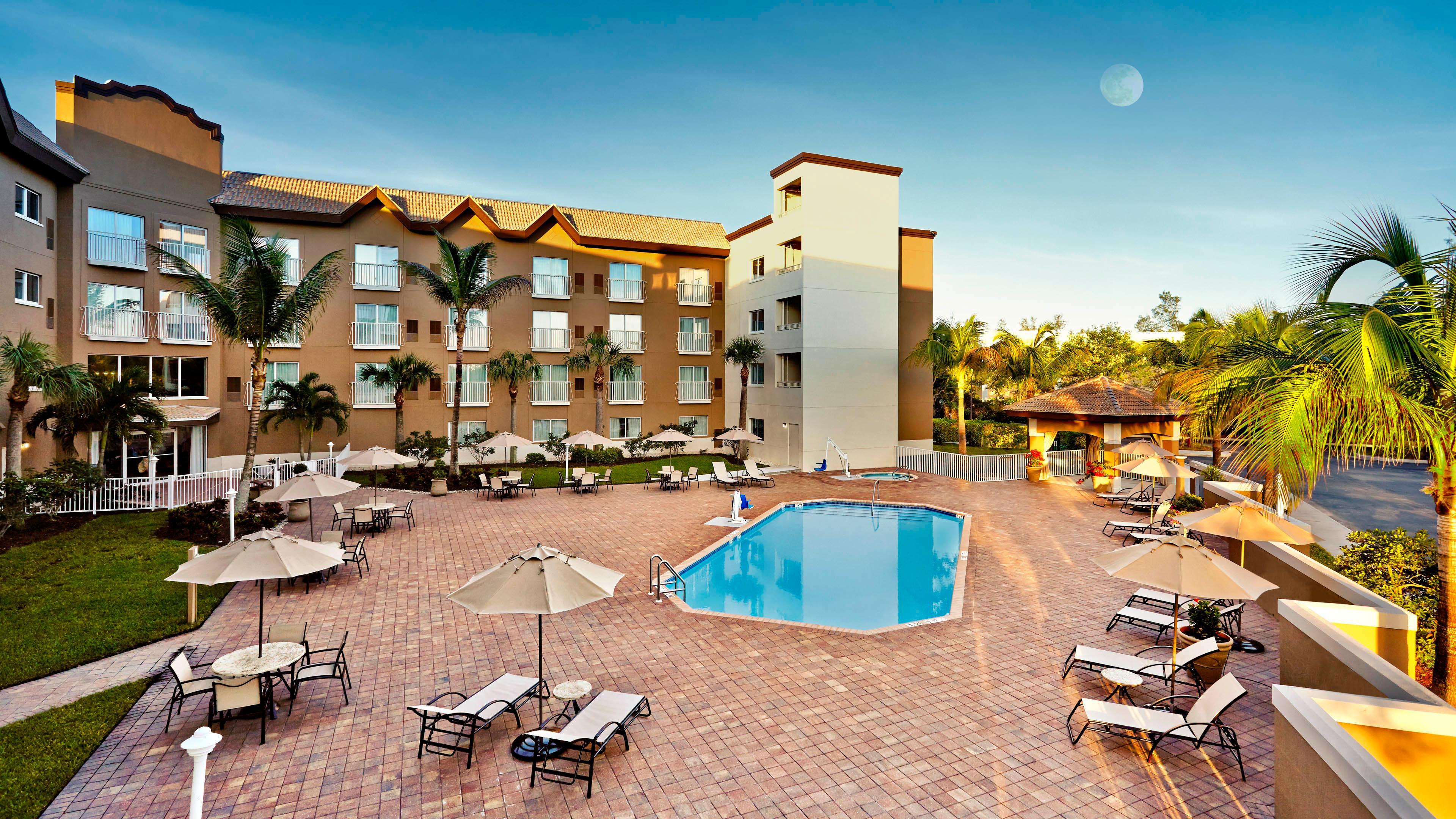 Holiday Inn Express & Suites Naples Downtown - 5Th Avenue By Ihg Exteriér fotografie